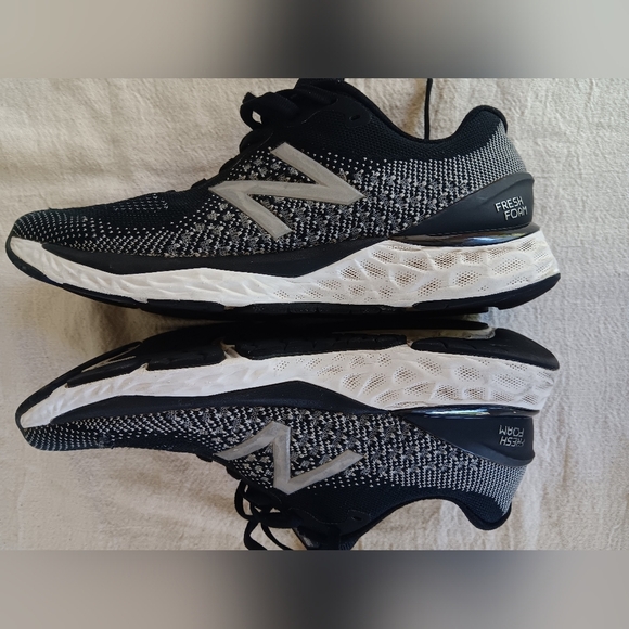 New Balance Black and White Athletic Shoes Sleek Design - Picture 5 of 7